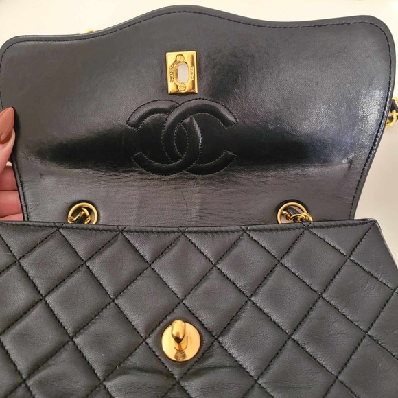 Chanel Black Quilted Leather Shoulder Bag - Picture 2 of 16